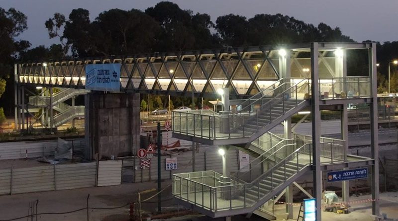 הקמת גשר זמני להולכי רגל בתחנת רכבת חדרה