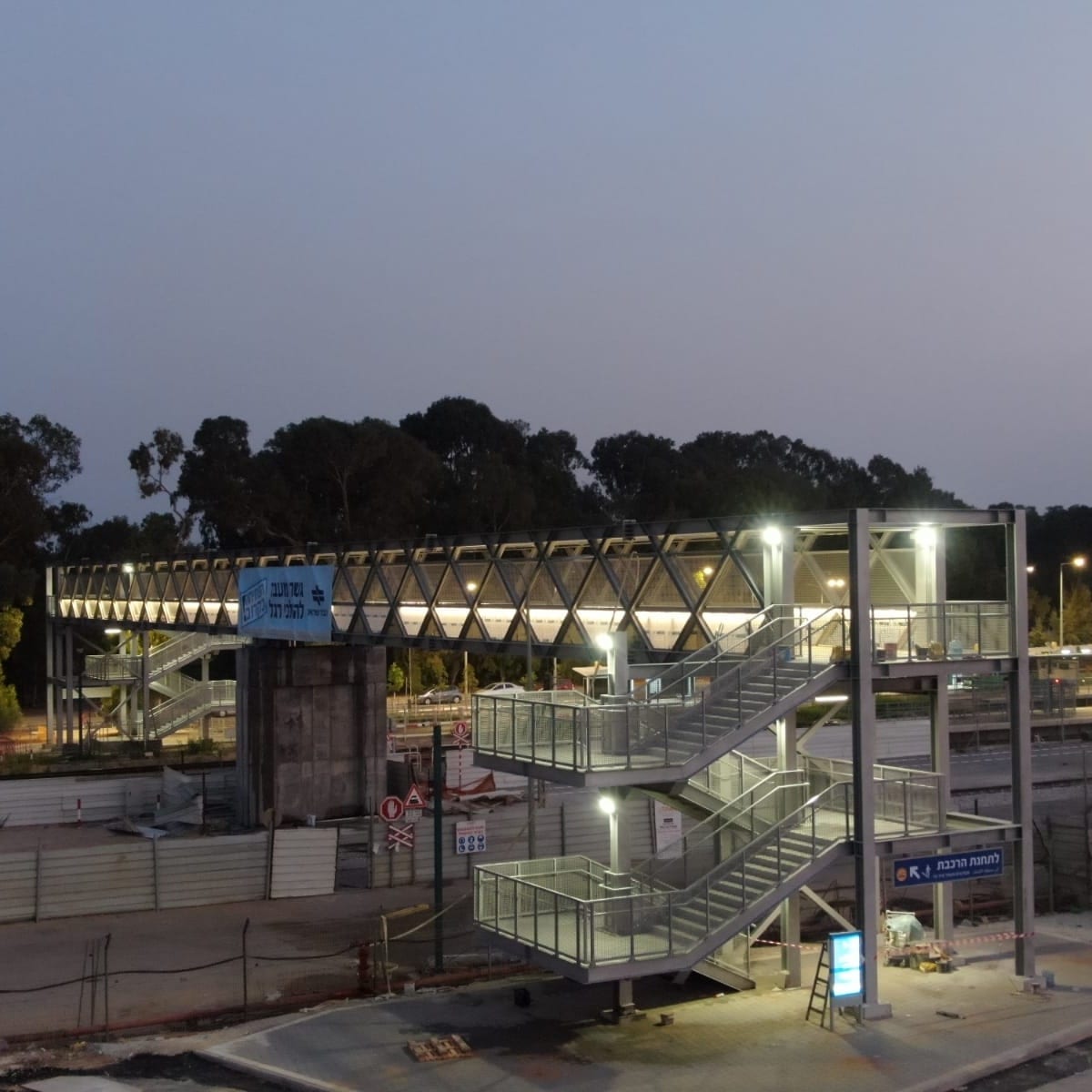 Read more about the article Construction of a temporary pedestrian bridge at the Hadera train station