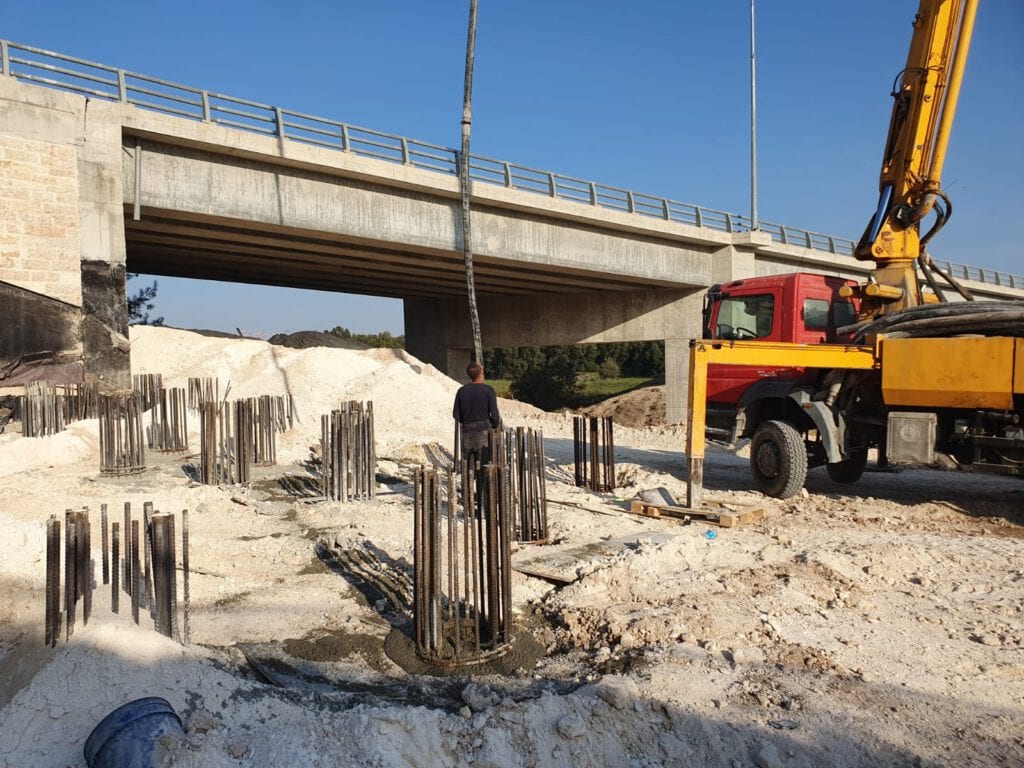 ביצוע גשר מערבי מעל וואדי ענבה והרחבת כביש 4 ושיקום אנדרטת הצנחנים בפארק הטכנולוגי במודיעין.